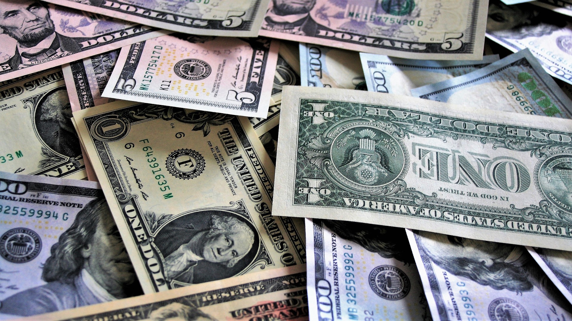Доллар будет расти, но сбережения россияне хранят в рублях