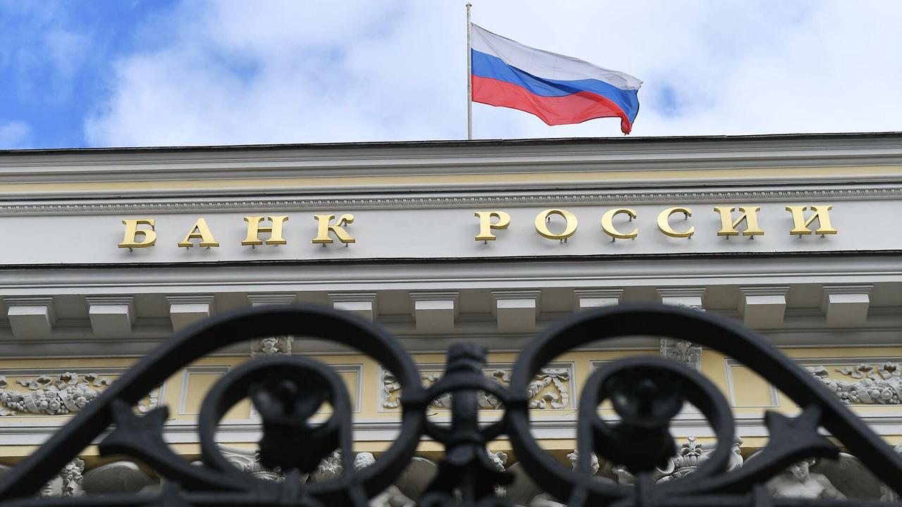 «Никогда такого не было и вот опять»: кредиты и вклады в России подорожают 