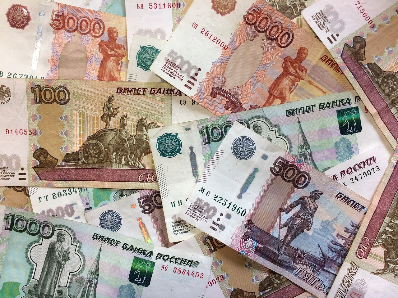 Рубль вошел в топ наиболее перспективных валют 2021 года