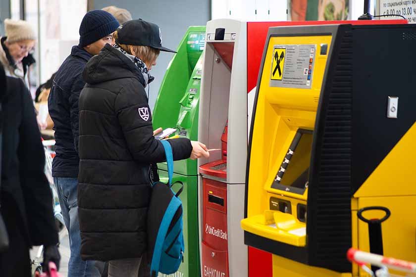 В Госдуму внесен проект поправок, касающийся комиссий за переводы по картам и снятие наличных для физлиц